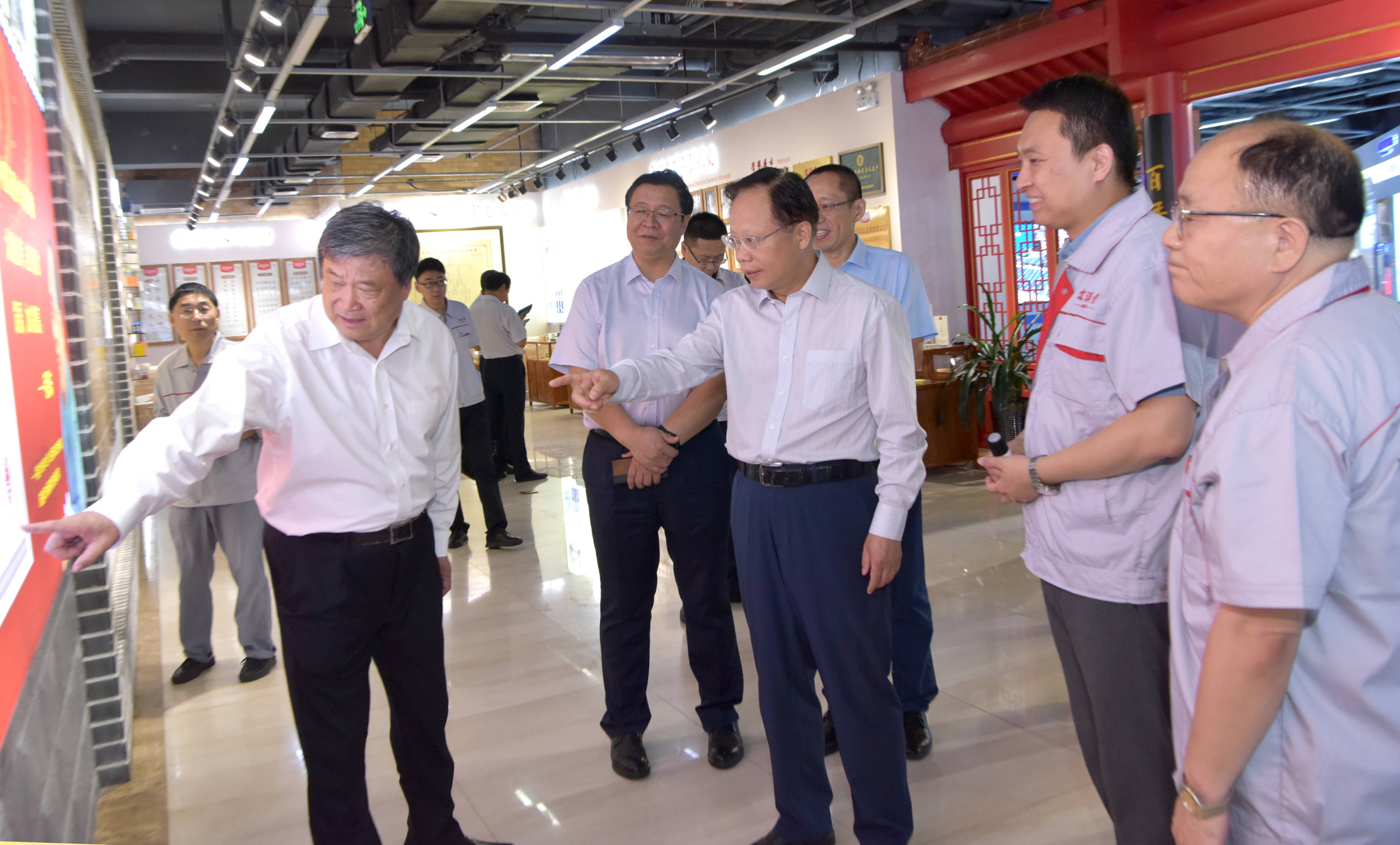 国家中医药管理局副局长秦怀金来宏济堂制药参观调研