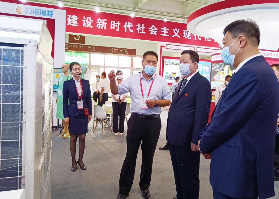 	 山东省长周乃翔莅临第二十八届兰洽会开云世界杯中国有限公司瑞特展位指导